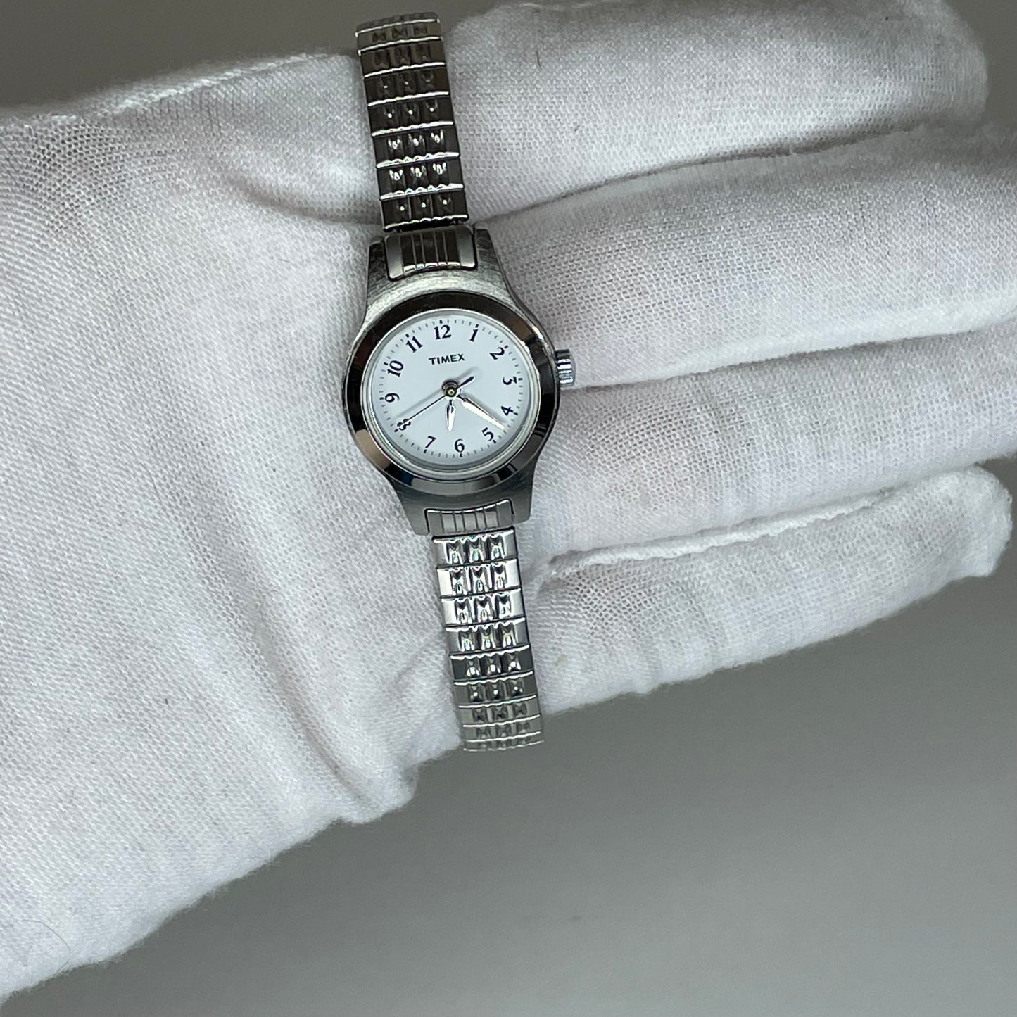 Reloj Timex Mujer 2005 Esfera Blanca Satinada 20mm Brazalete Extensible