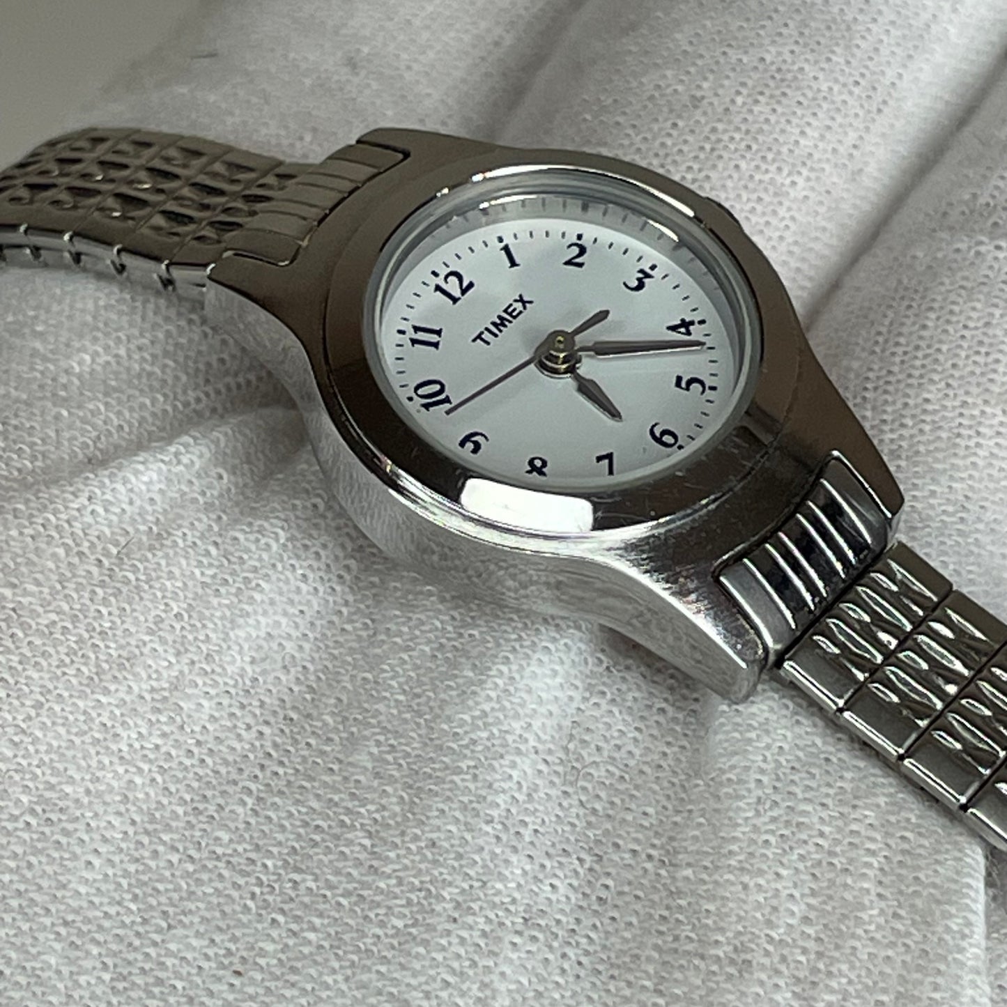 Reloj Timex Mujer 2005 Esfera Blanca Satinada 20mm Brazalete Extensible