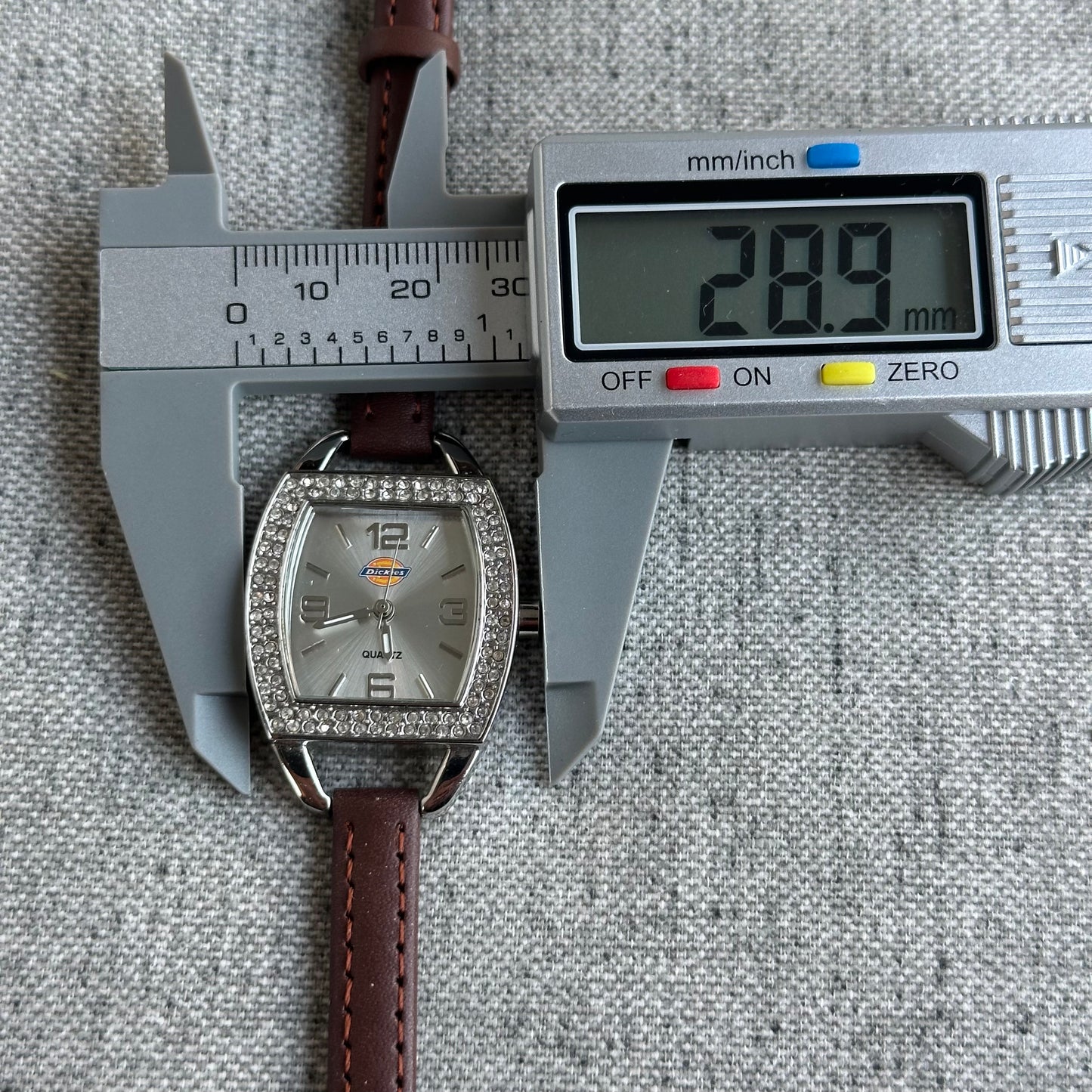 Reloj Dickies Mujer Cuarzo Años 2000s Bisel Cristales Tonneau