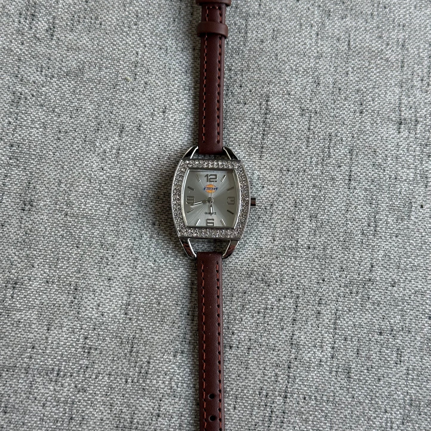 Reloj Dickies Mujer Cuarzo Años 2000s Bisel Cristales Tonneau