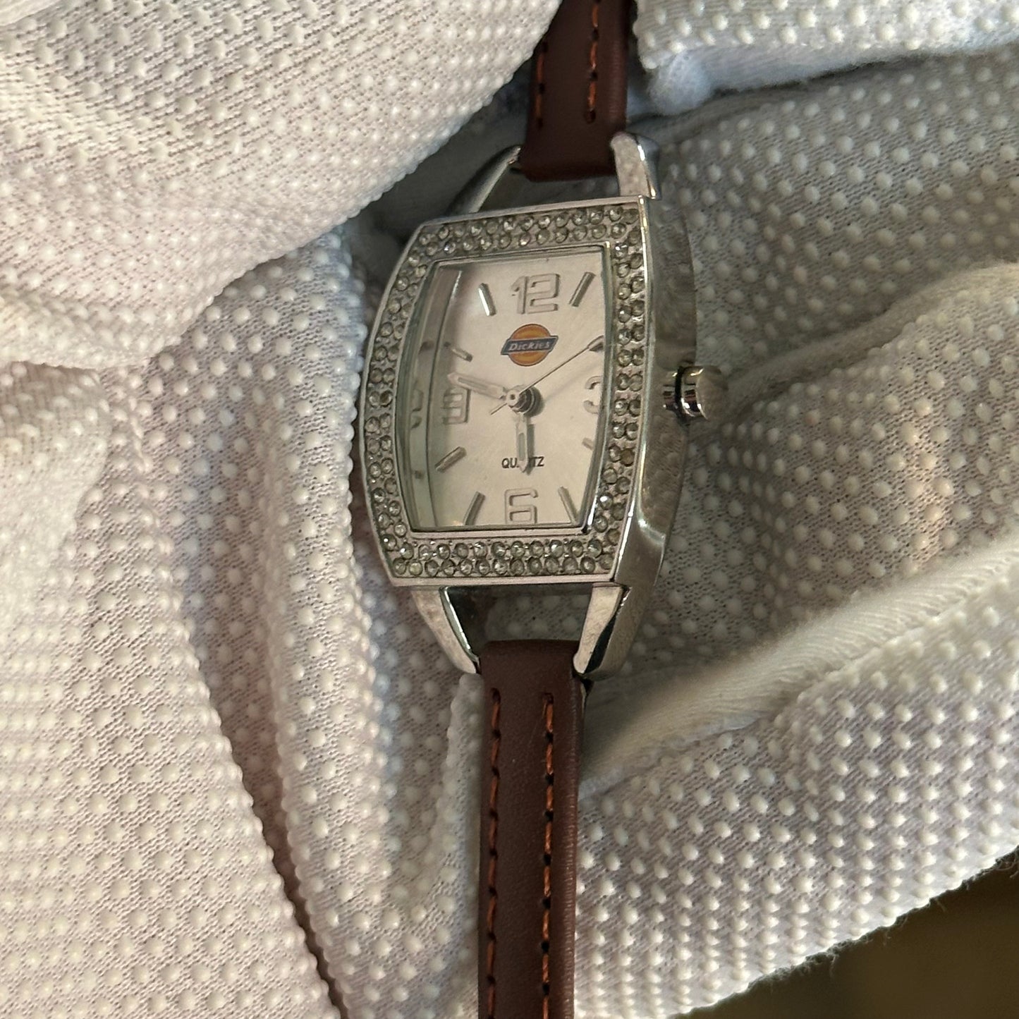 Reloj Dickies Mujer Cuarzo Años 2000s Bisel Cristales Tonneau