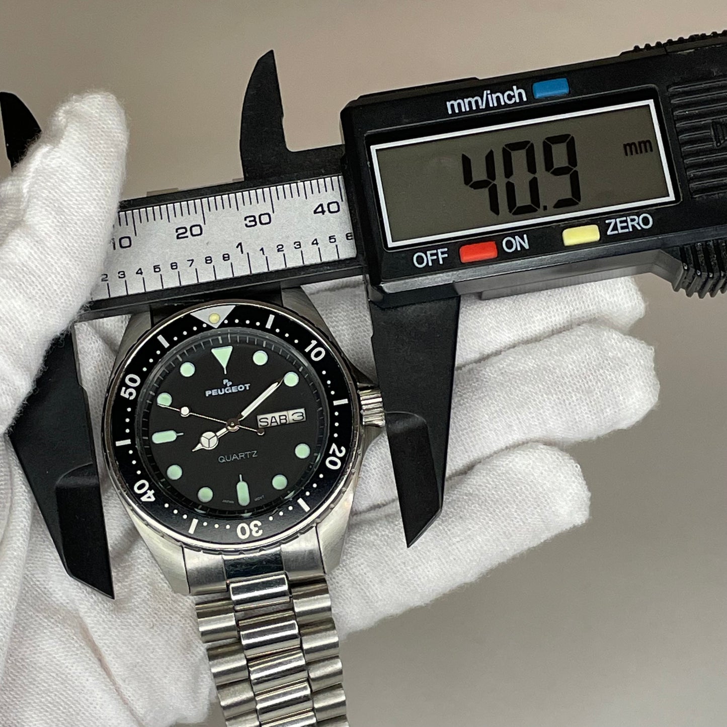 Reloj Peugeot Quartz Day-Date 10 ATM Hombre Diver Style en acero 1992