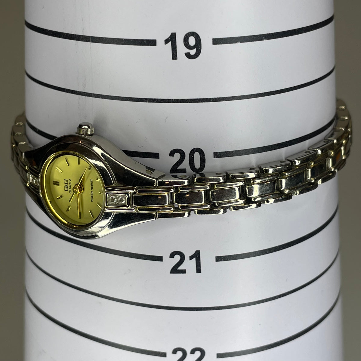 Reloj joya Q&Q G957-400 HWD brazalete integrado Años 2000s Impecable