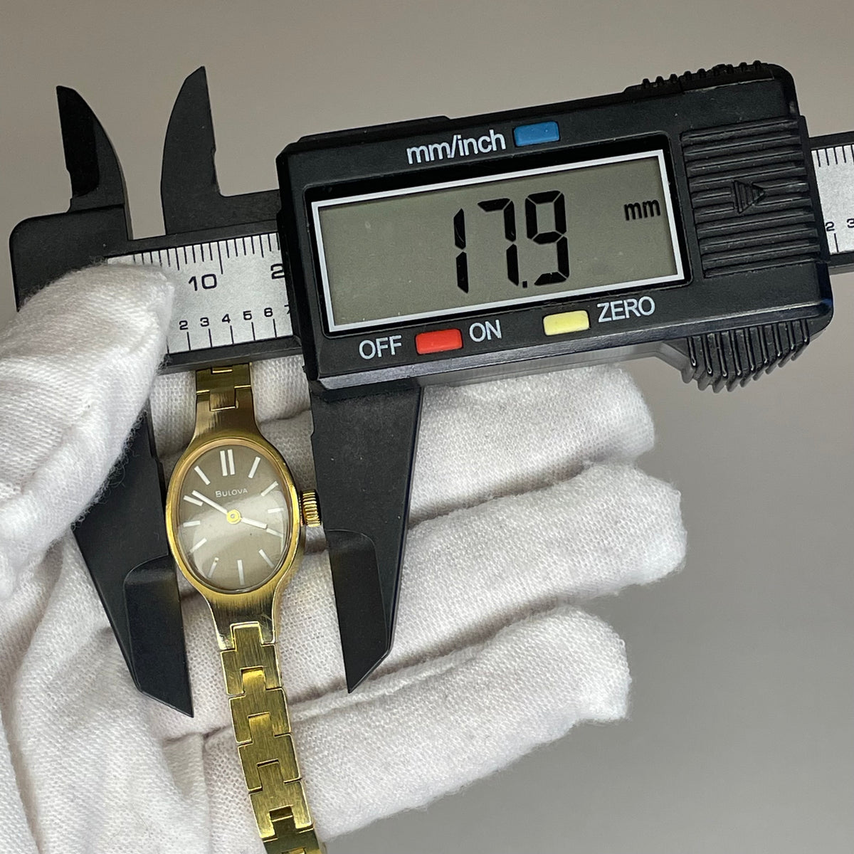 Reloj Joya Bulova Elab. en 1972 Calibre 6BD de 17 Rubíes Chapado en Oro ÚNICO