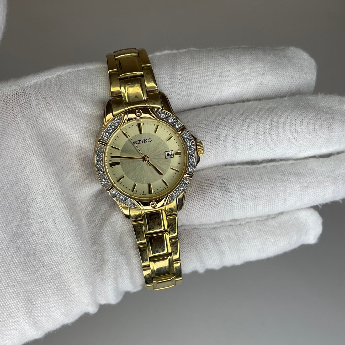 Reloj Joya SEIKO Dorado con Bisel de 22 Cristales Elab. en marzo de 2004 Impecable