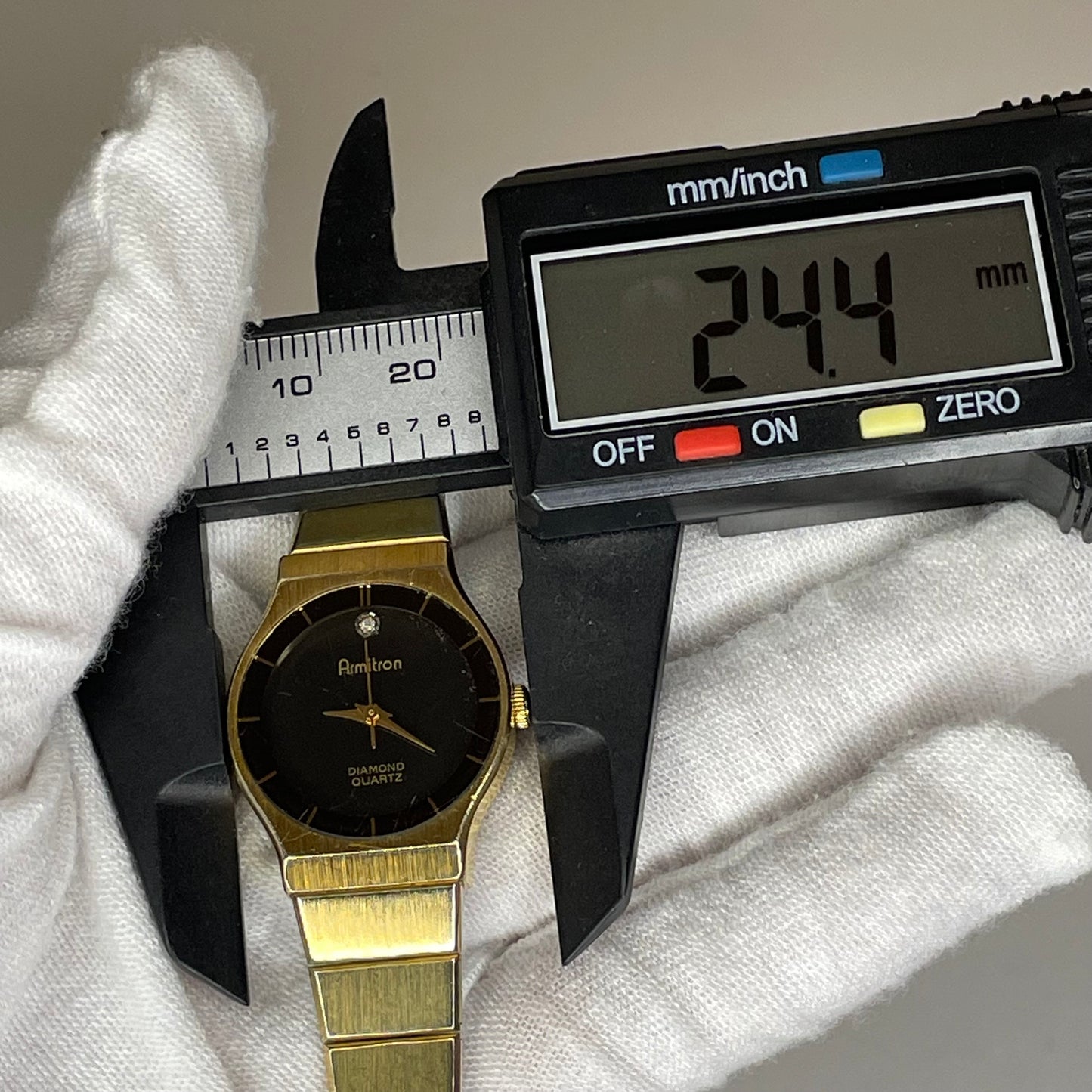 Reloj joya Armitron Diamond Quartz Año 1990 aprox. Dial negro y pulsera original