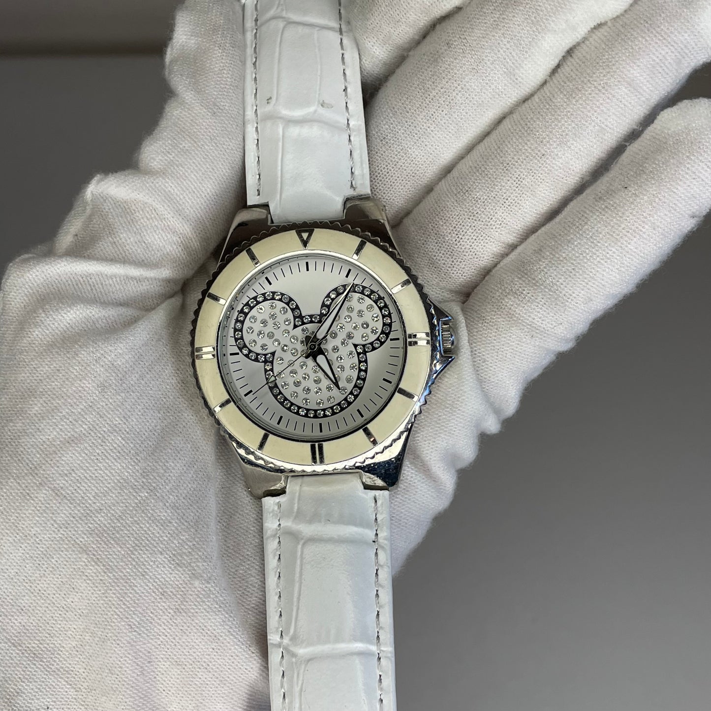 Reloj de mujer grande Disney Parks Mickey Mouse Dazzling White Año 2010 ESCASO
