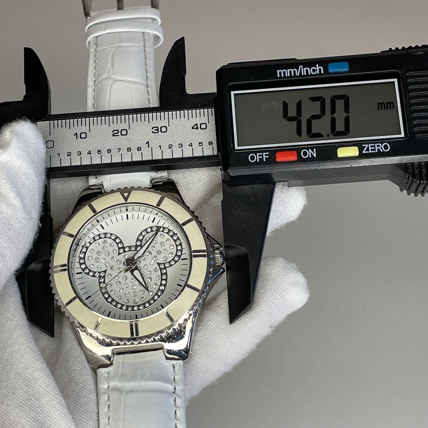 Reloj de mujer grande Disney Parks Mickey Mouse Dazzling White Año 2010 ESCASO