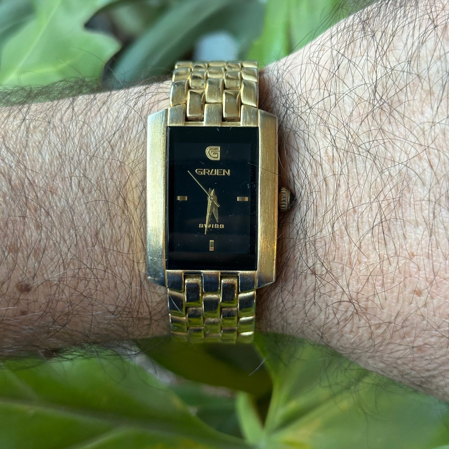 Reloj Gruen Swiss Rectangular Negro Dorado Años 2000 ÚNICO