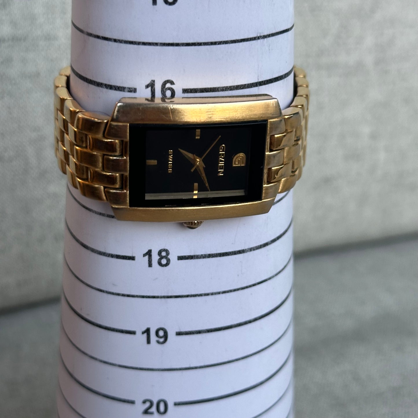 Reloj Gruen Swiss Rectangular Negro Dorado Años 2000 ÚNICO