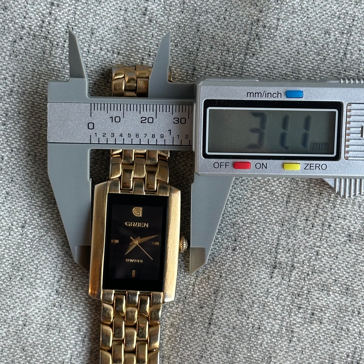 Reloj Gruen Swiss Rectangular Negro Dorado Años 2000 ÚNICO