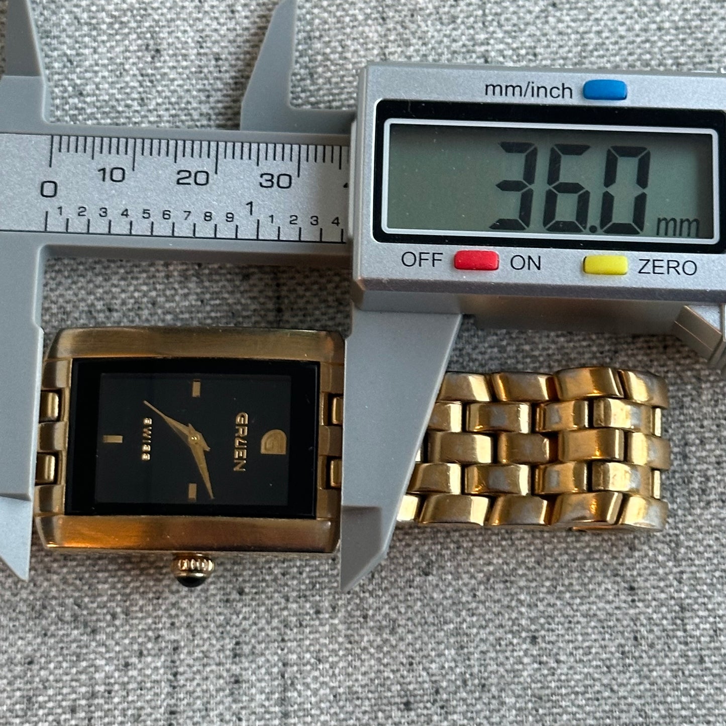 Reloj Gruen Swiss Rectangular Negro Dorado Años 2000 ÚNICO