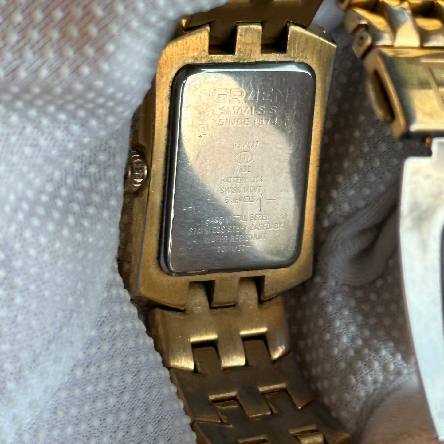 Reloj Gruen Swiss Rectangular Negro Dorado Años 2000 ÚNICO