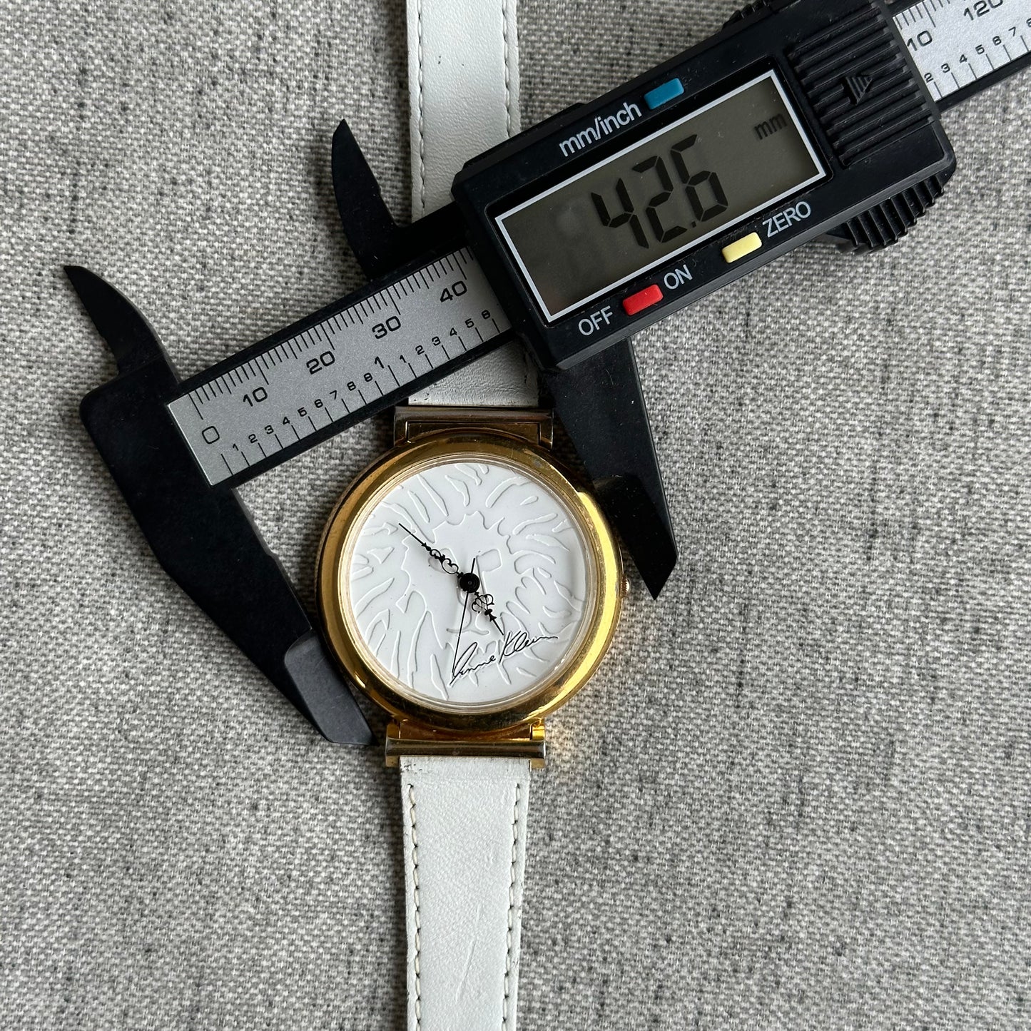Reloj Anne Klein Mujer ISA Swiss Relief Año 1998 Lion White