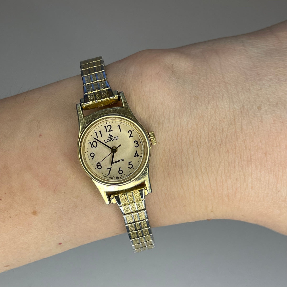 Lorus by SEIKO Mujer Y481-0570 Pulsera Texturada Año 1988