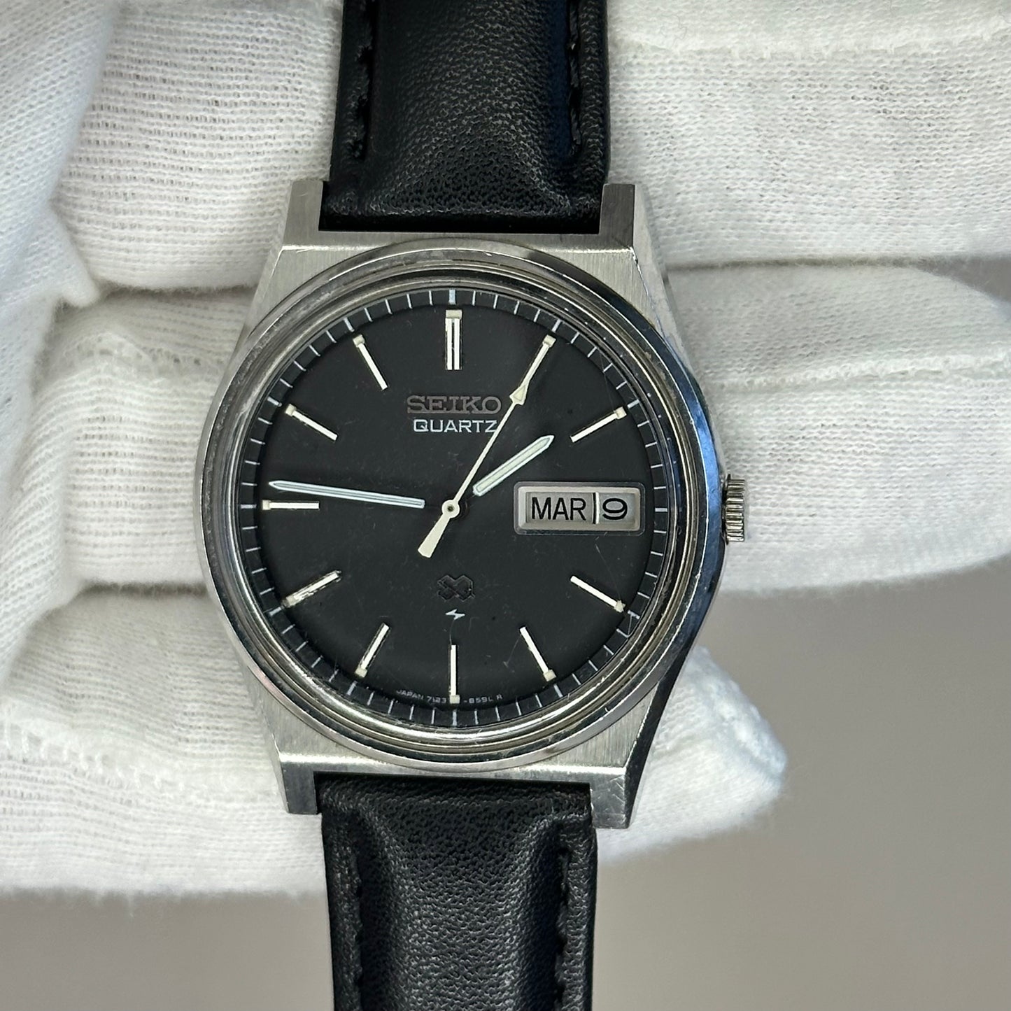 Seiko Quartz NEGRO 7123-8439 Día y Fecha Julio de 1981 ESCASO