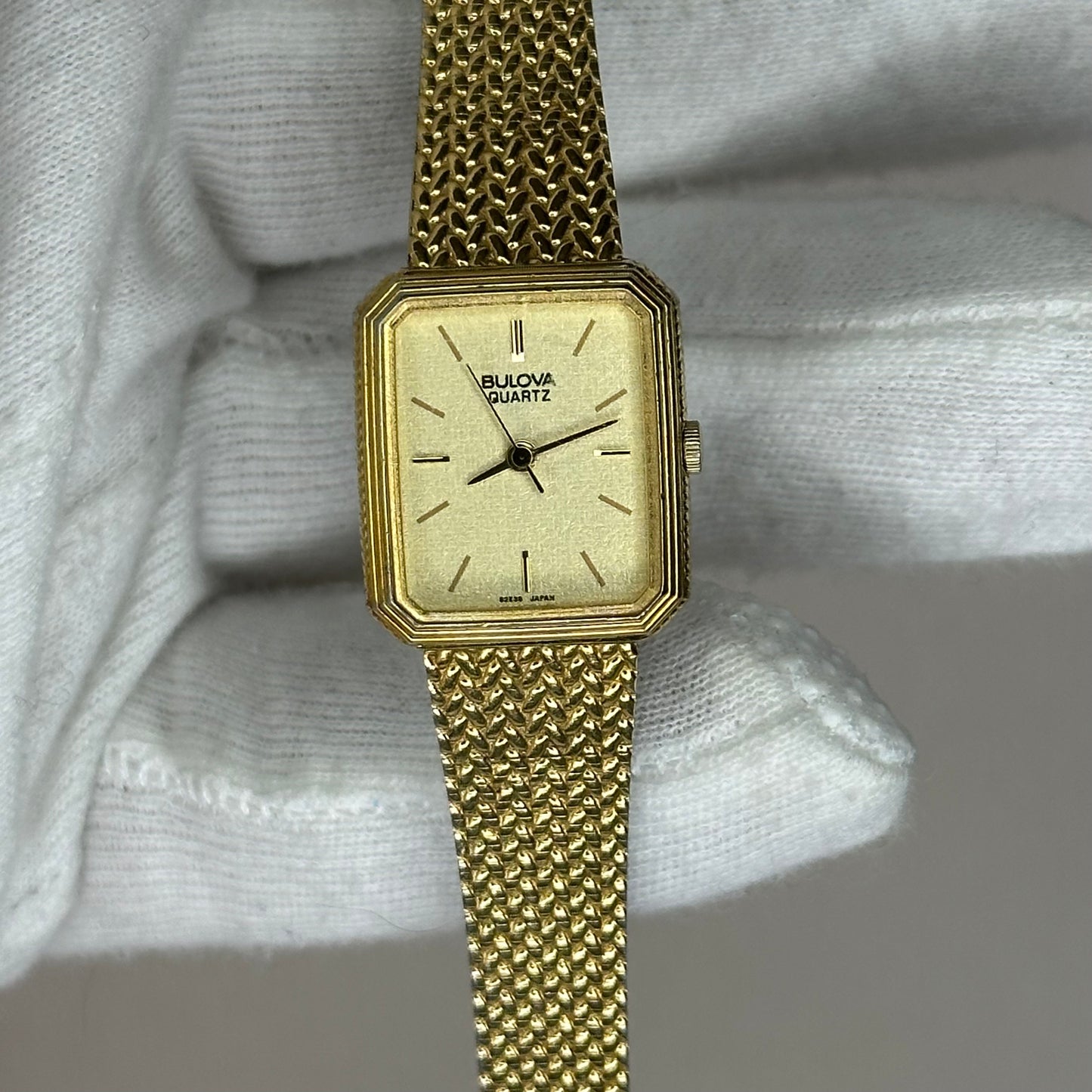 Reloj Bulova Quartz Rectangular Dorado Año 1983 Brazalete Integrado Original