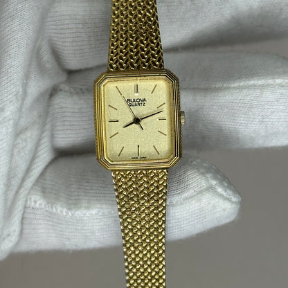Reloj Bulova Quartz Rectangular Dorado Año 1983 Brazalete Integrado Original