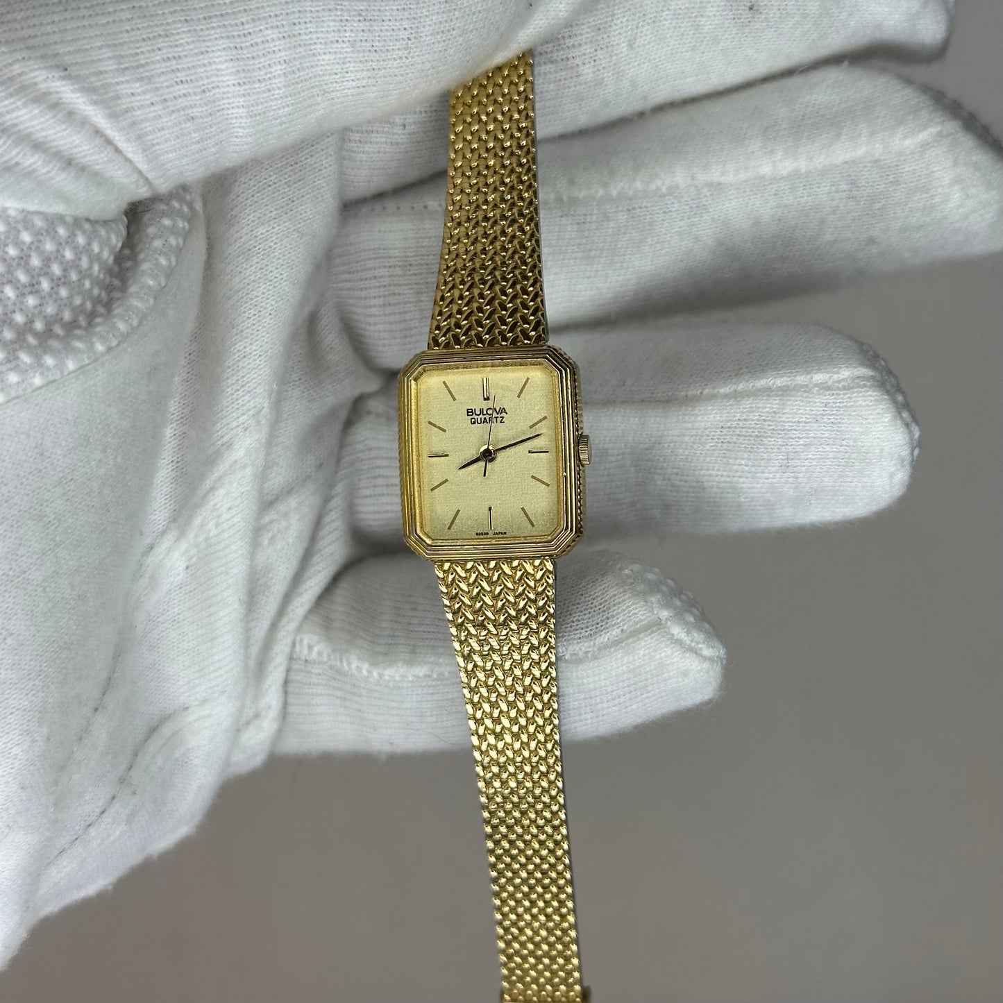 Reloj Bulova Quartz Rectangular Dorado Año 1983 Brazalete Integrado Original