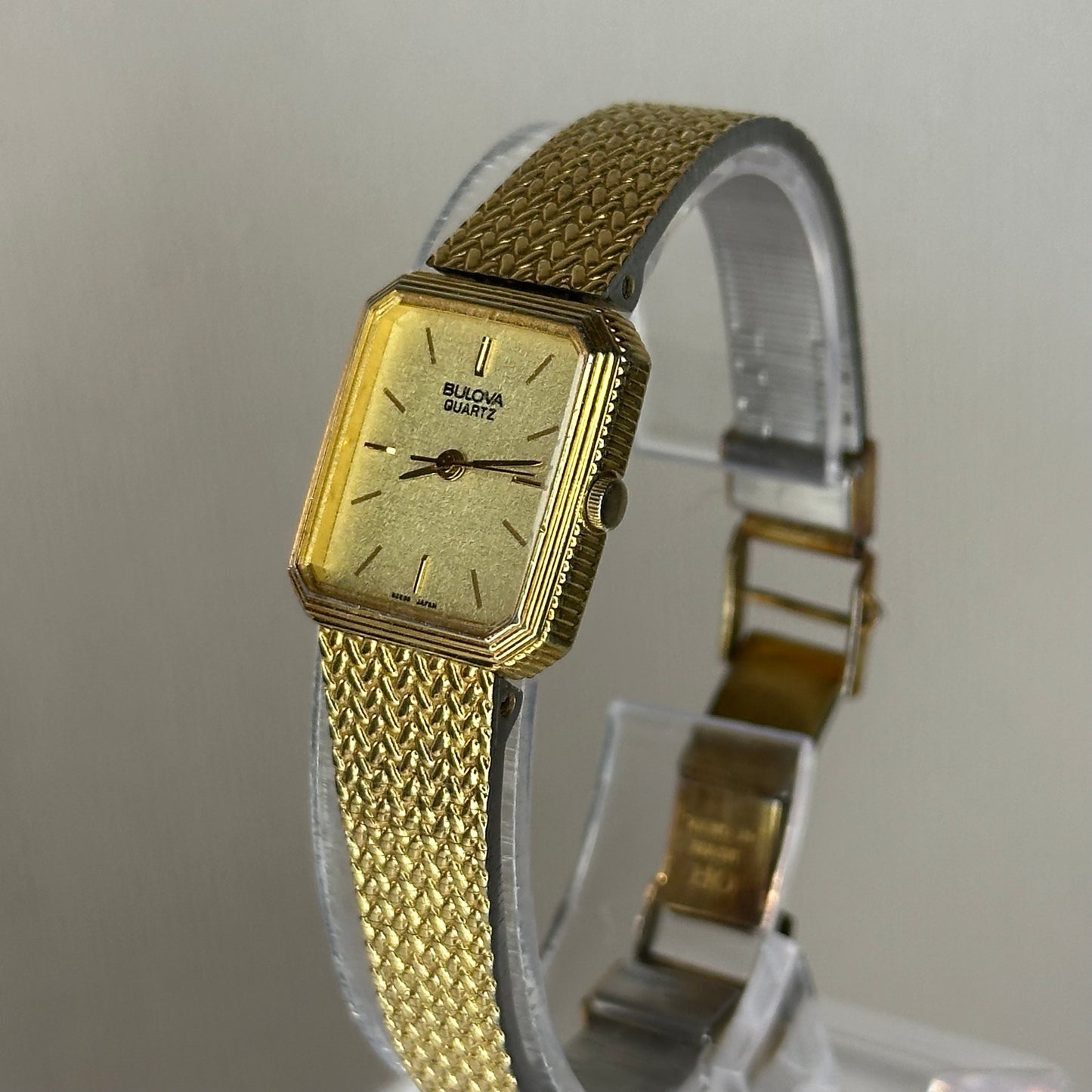 Reloj Bulova Quartz Rectangular Dorado Año 1983 Brazalete Integrado Original