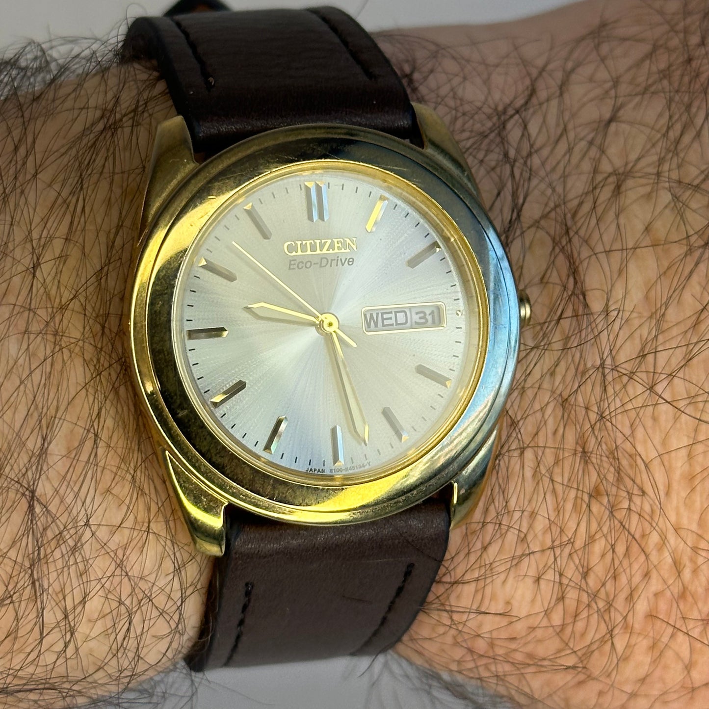 Reloj Citizen Eco-Drive SOLAR Hombre E100 Day-Date Japón 2000 Dorado NOS 35 mm