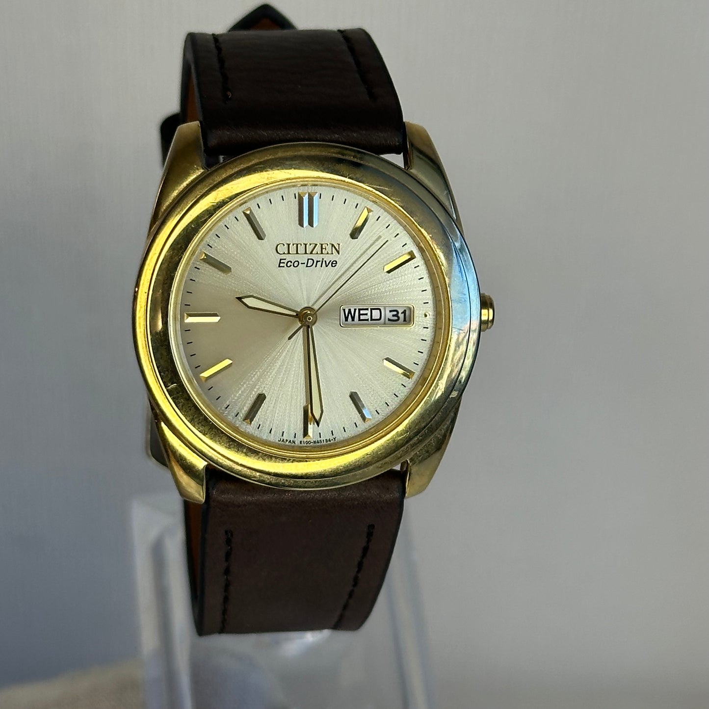 Reloj Citizen Eco-Drive SOLAR Hombre E100 Day-Date Japón 2000 Dorado NOS 35 mm