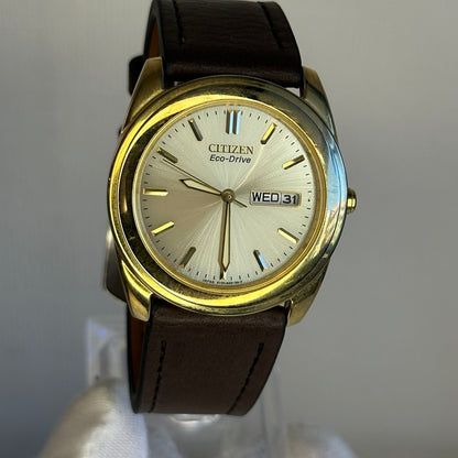 Reloj Citizen Eco-Drive SOLAR Hombre E100 Day-Date Japón 2000 Dorado NOS 35 mm