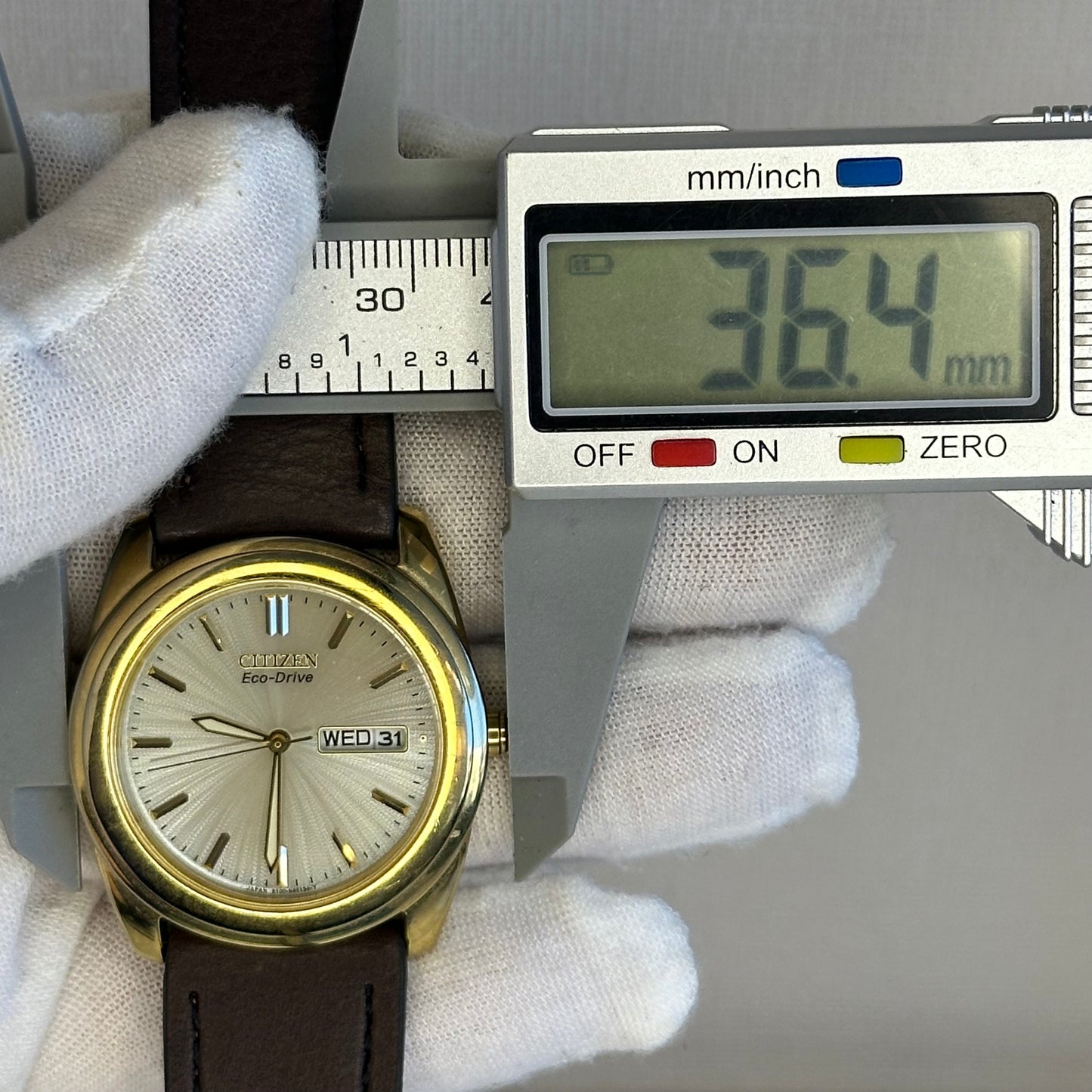 Reloj Citizen Eco-Drive SOLAR Hombre E100 Day-Date Japón 2000 Dorado NOS 35 mm