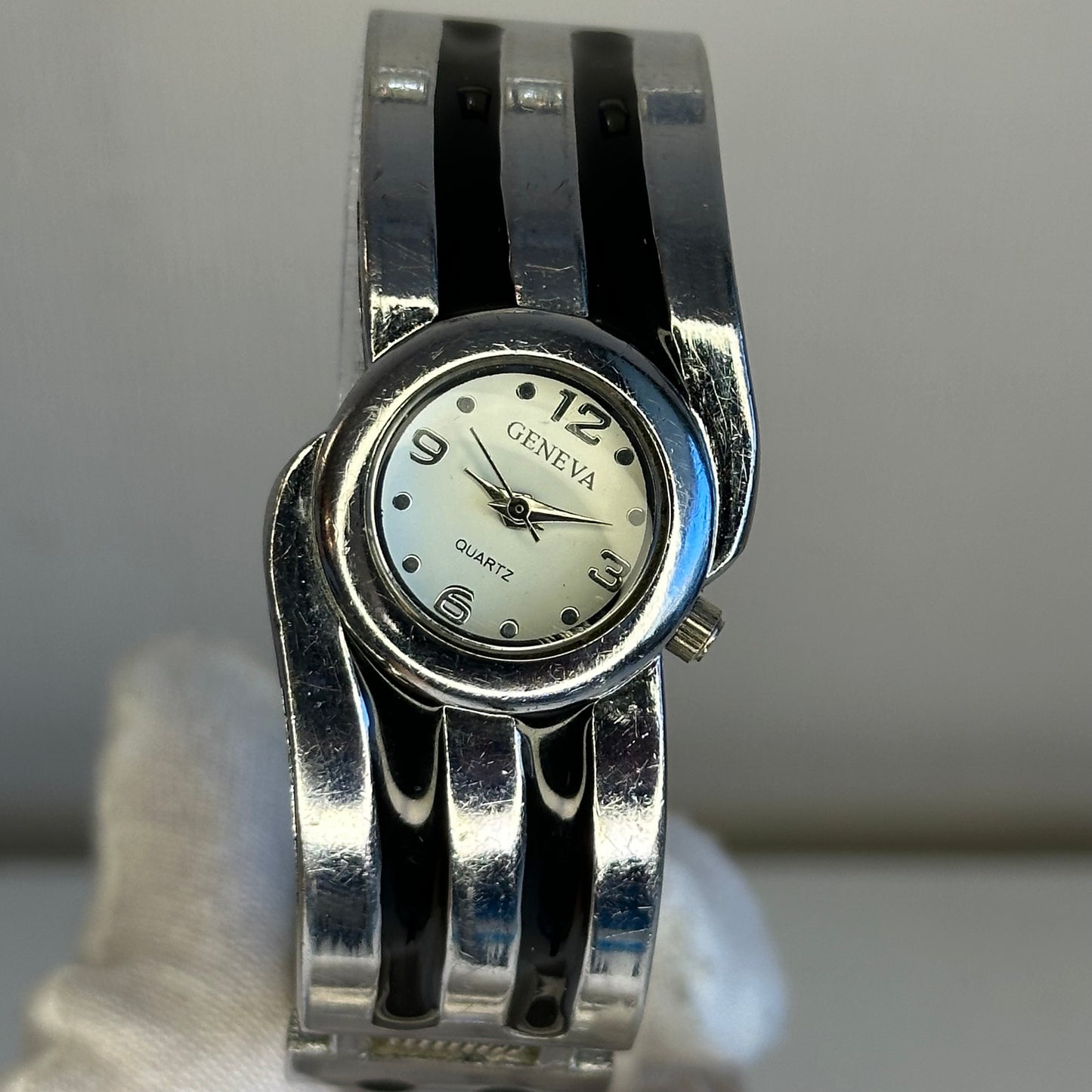 Reloj Geneva Quartz Cuff Bangle 2002 Brazalete de Diseño Integrado