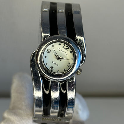 Reloj Geneva Quartz Cuff Bangle 2002 Brazalete de Diseño Integrado
