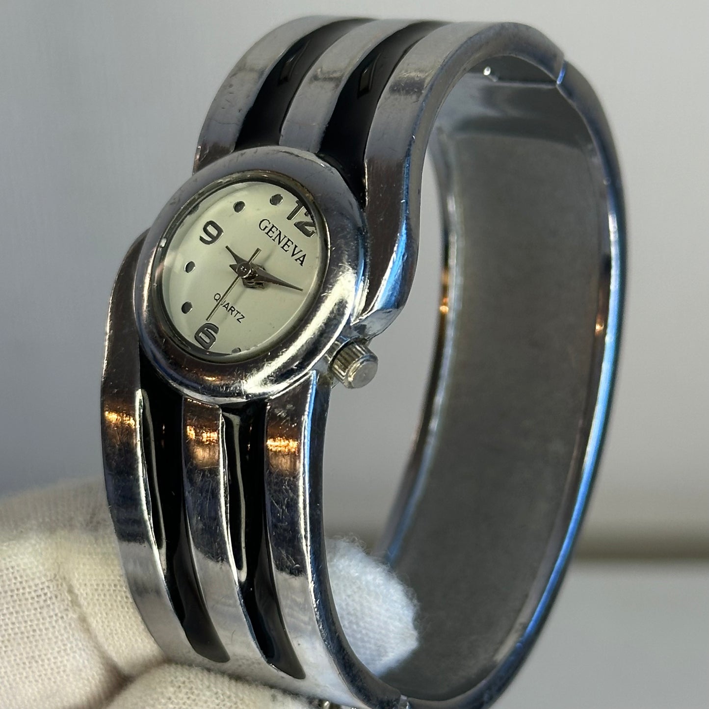 Reloj Geneva Quartz Cuff Bangle 2002 Brazalete de Diseño Integrado