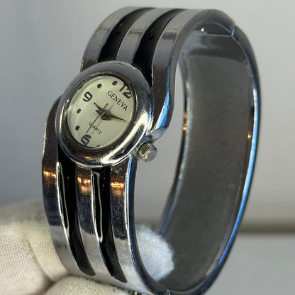 Reloj Geneva Quartz Cuff Bangle 2002 Brazalete de Diseño Integrado