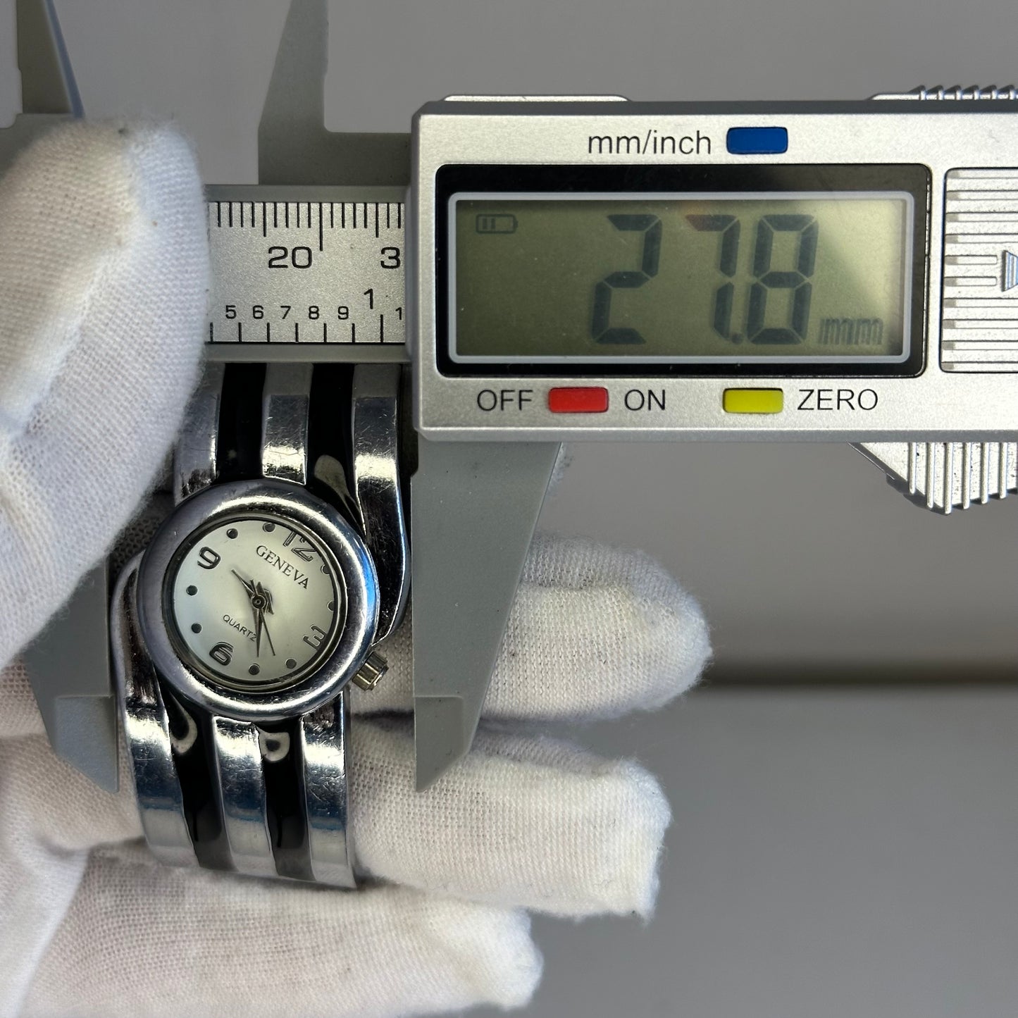 Reloj Geneva Quartz Cuff Bangle 2002 Brazalete de Diseño Integrado