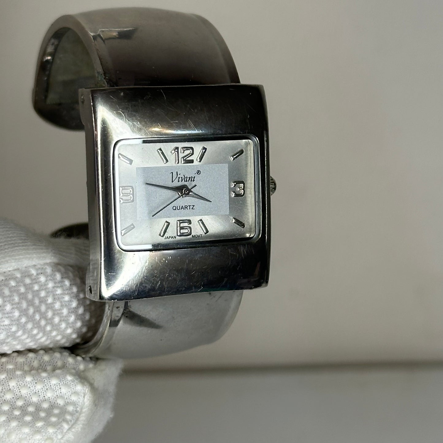 Reloj Vivani Cuff Rectangular de Acero | Estética Y2K | Año 2003