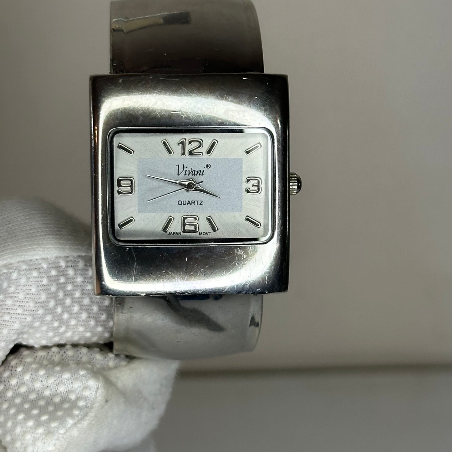 Reloj Vivani Cuff Rectangular de Acero | Estética Y2K | Año 2003