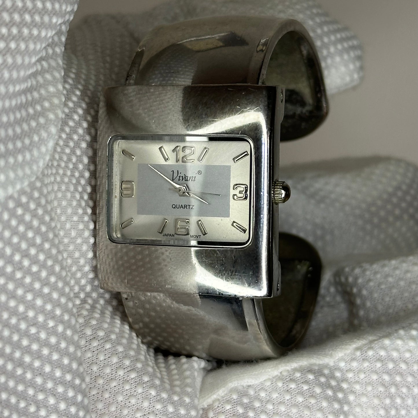 Reloj Vivani Cuff Rectangular de Acero | Estética Y2K | Año 2003