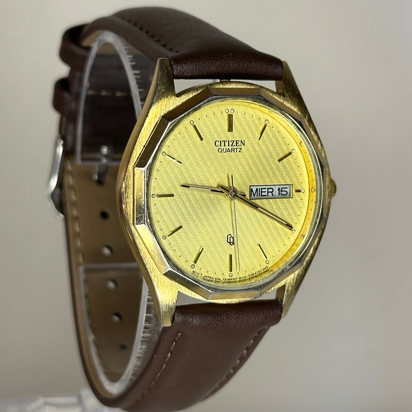 Reloj Citizen Quartz Day-Date Hombre 1980 Octagonal Champagne/Dorado Texturizado