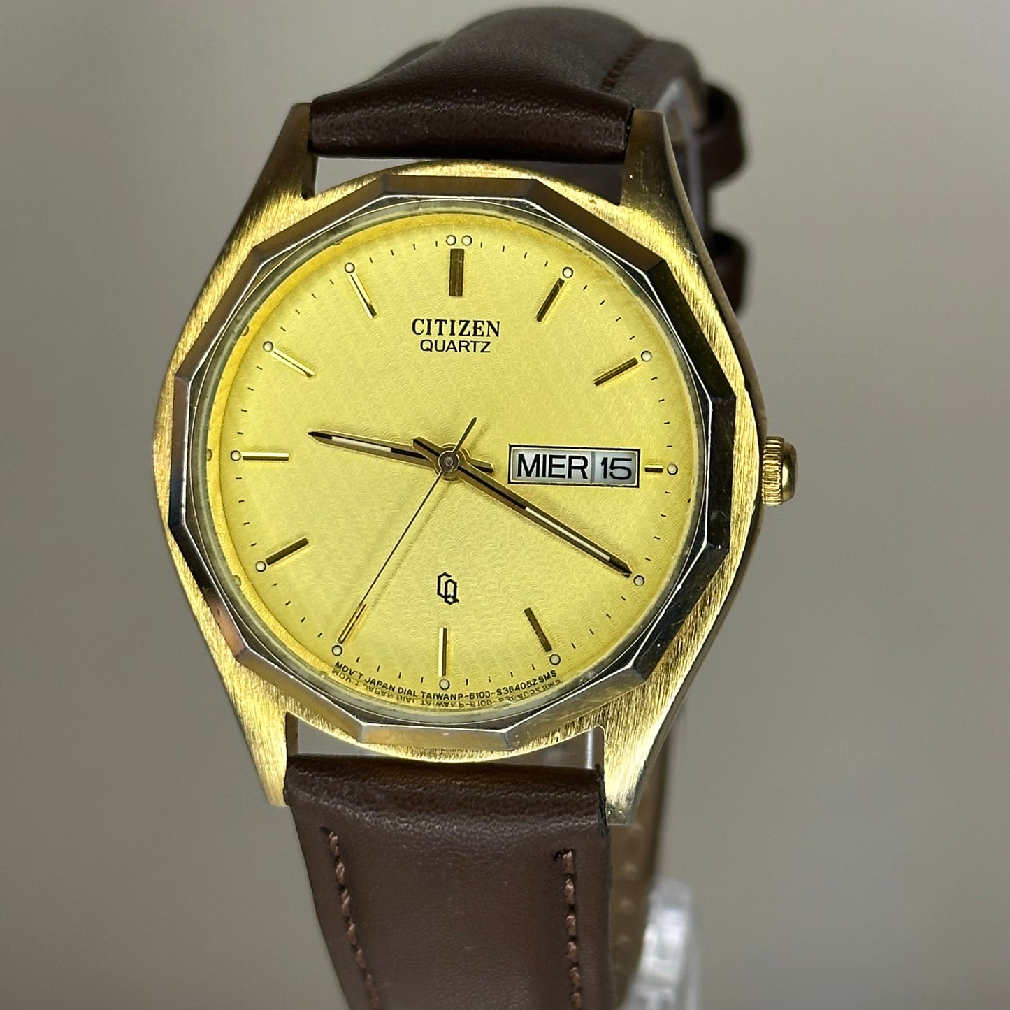 Reloj Citizen Quartz Day-Date Hombre 1980 Octagonal Champagne/Dorado Texturizado