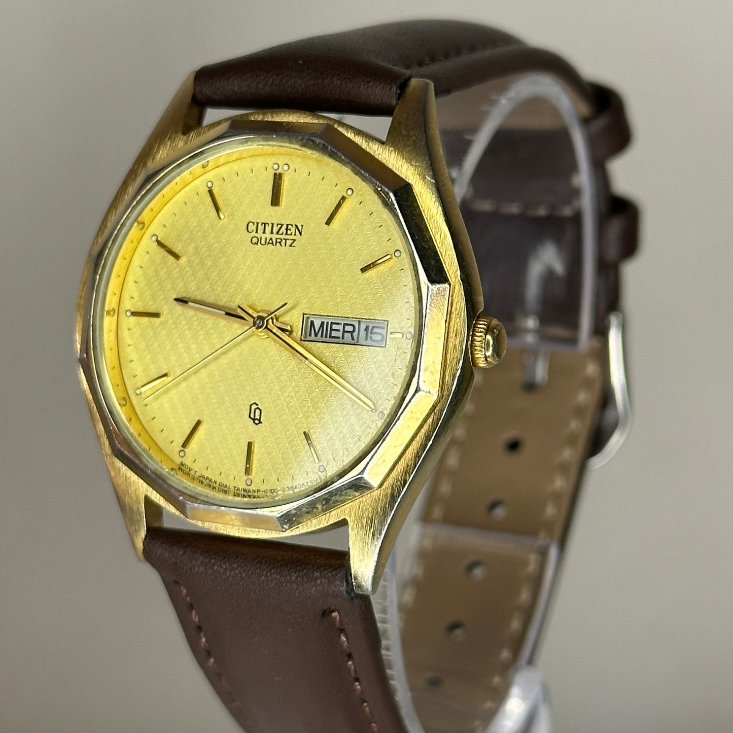 Reloj Citizen Quartz Day-Date Hombre 1980 Octagonal Champagne/Dorado Texturizado