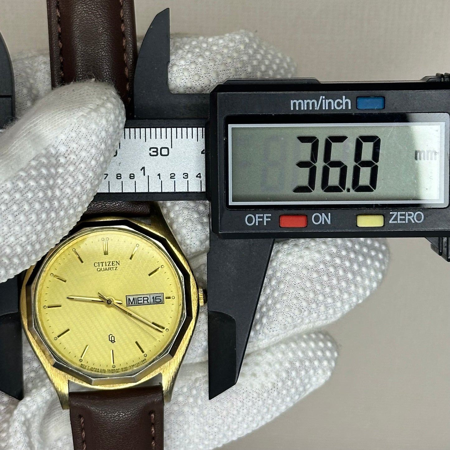 Reloj Citizen Quartz Day-Date Hombre 1980 Octagonal Champagne/Dorado Texturizado