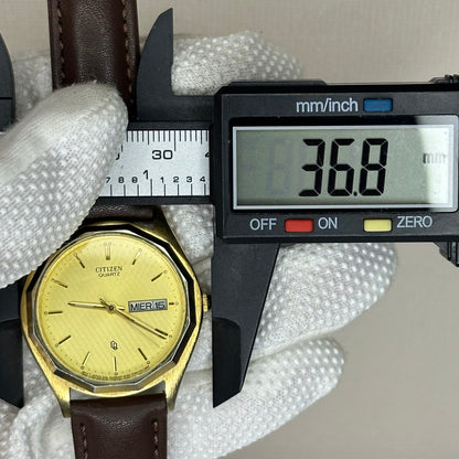 Reloj Citizen Quartz Day-Date Hombre 1980 Octagonal Champagne/Dorado Texturizado