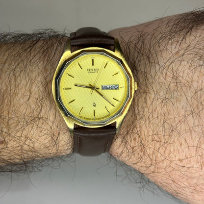 Reloj Citizen Quartz Day-Date Hombre 1980 Octagonal Champagne/Dorado Texturizado