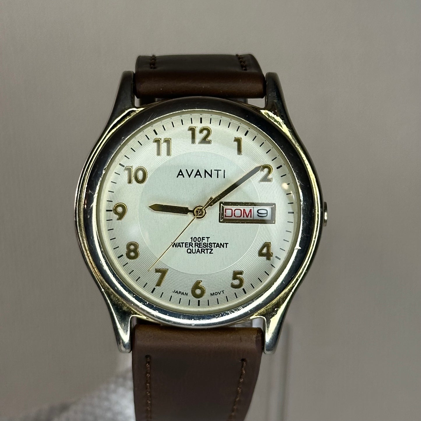 Reloj de hombre Avanti Day-Date Dial textura dividida con relieve y cristal domo ÚNICO 90´s