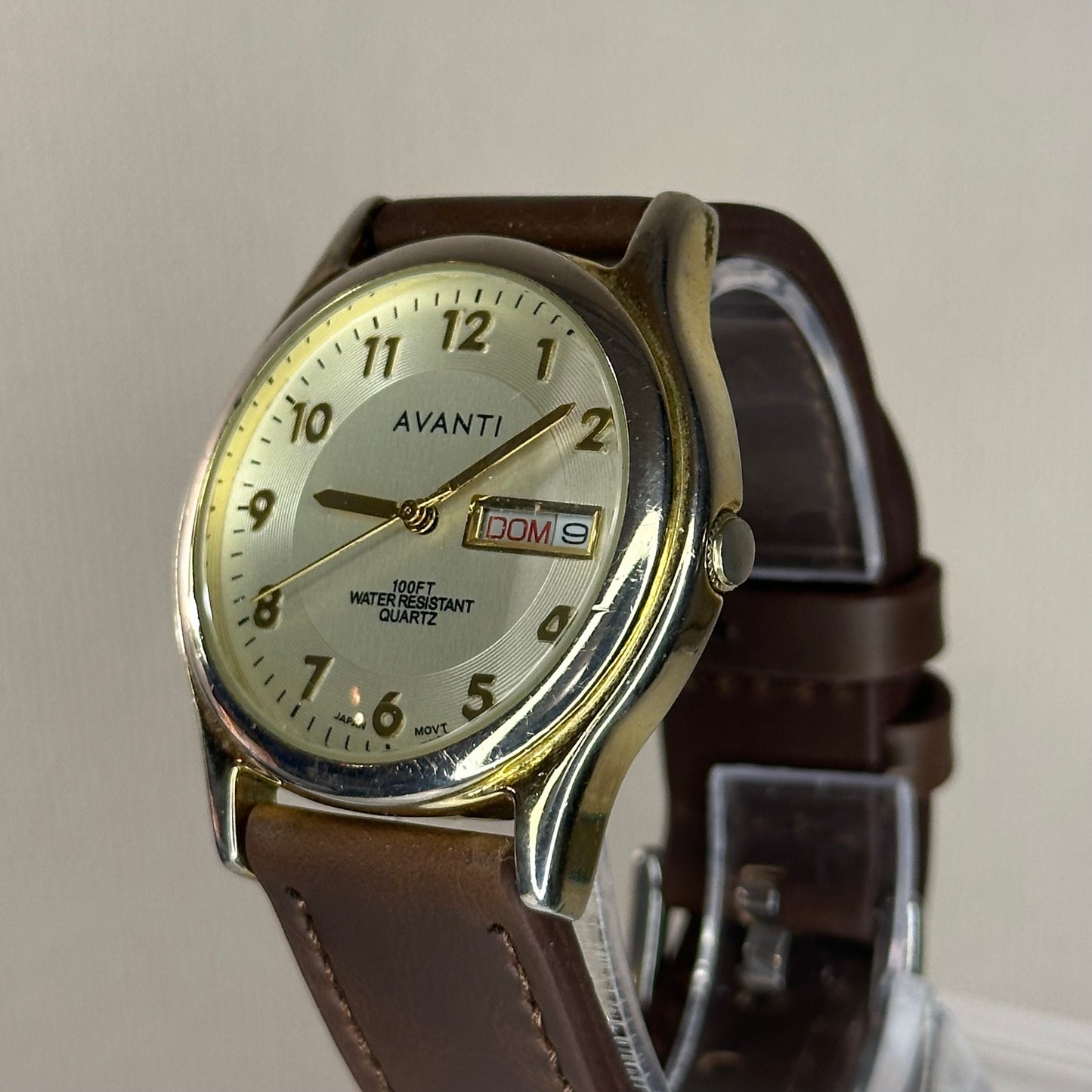 Reloj de hombre Avanti Day-Date Dial textura dividida con relieve y cristal domo ÚNICO 90´s