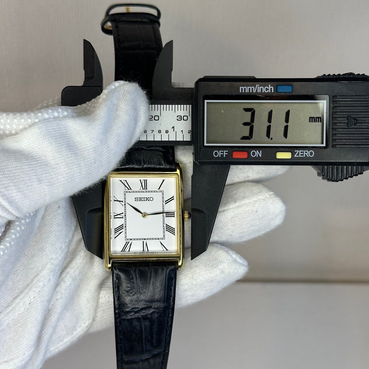 Reloj Seiko Essentials Hombre SWR052 Rectangular dorado y dial romano Años 2020´s