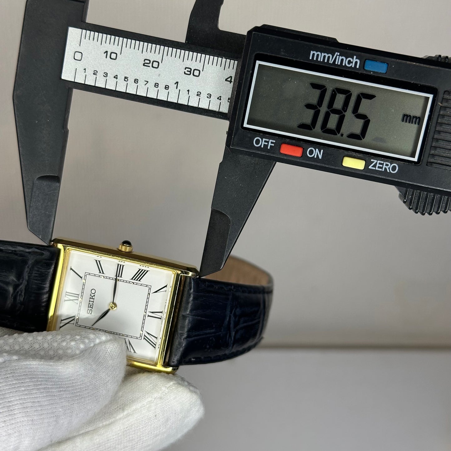 Reloj Seiko Essentials Hombre SWR052 Rectangular dorado y dial romano Años 2020´s
