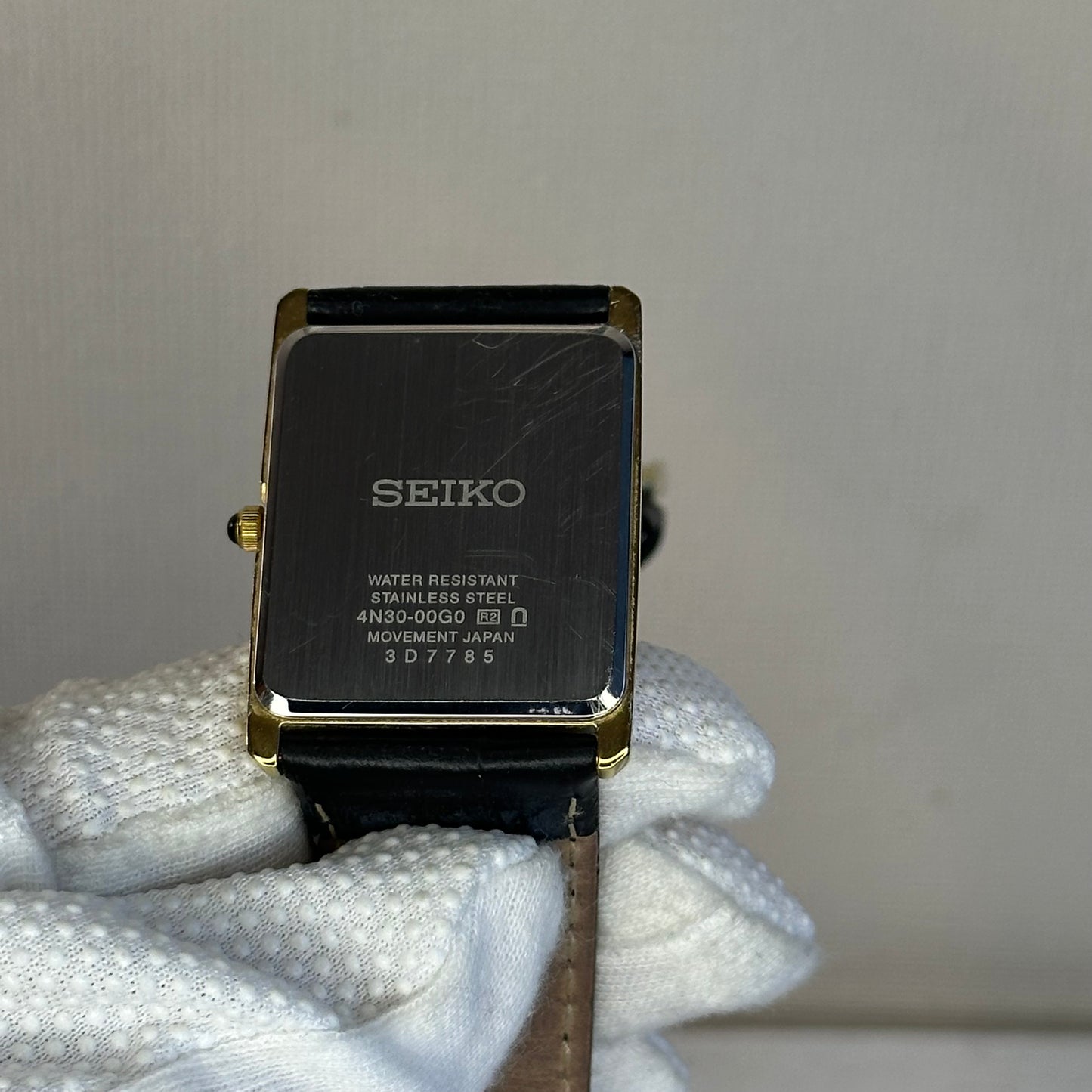 Reloj Seiko Essentials Hombre SWR052 Rectangular dorado y dial romano Años 2020´s