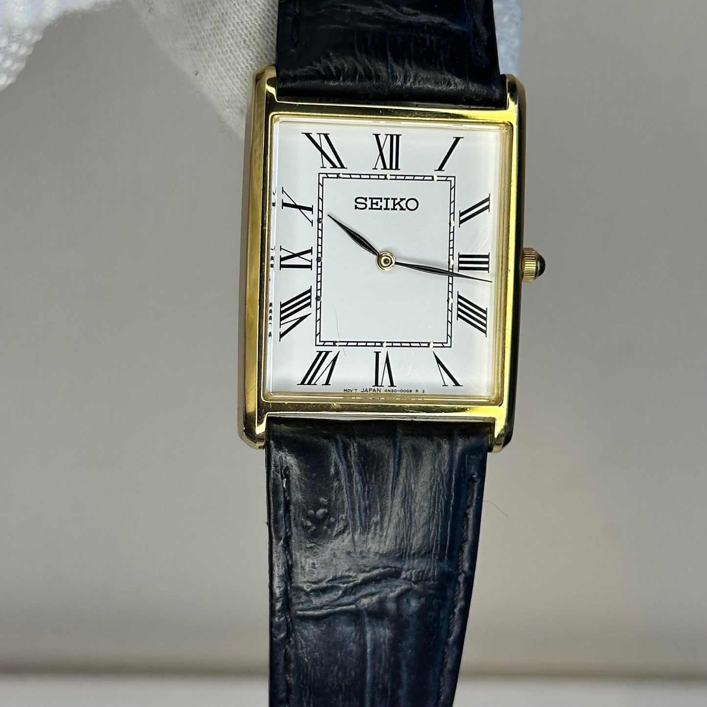 Reloj Seiko Essentials Hombre SWR052 Rectangular dorado y dial romano Años 2020´s