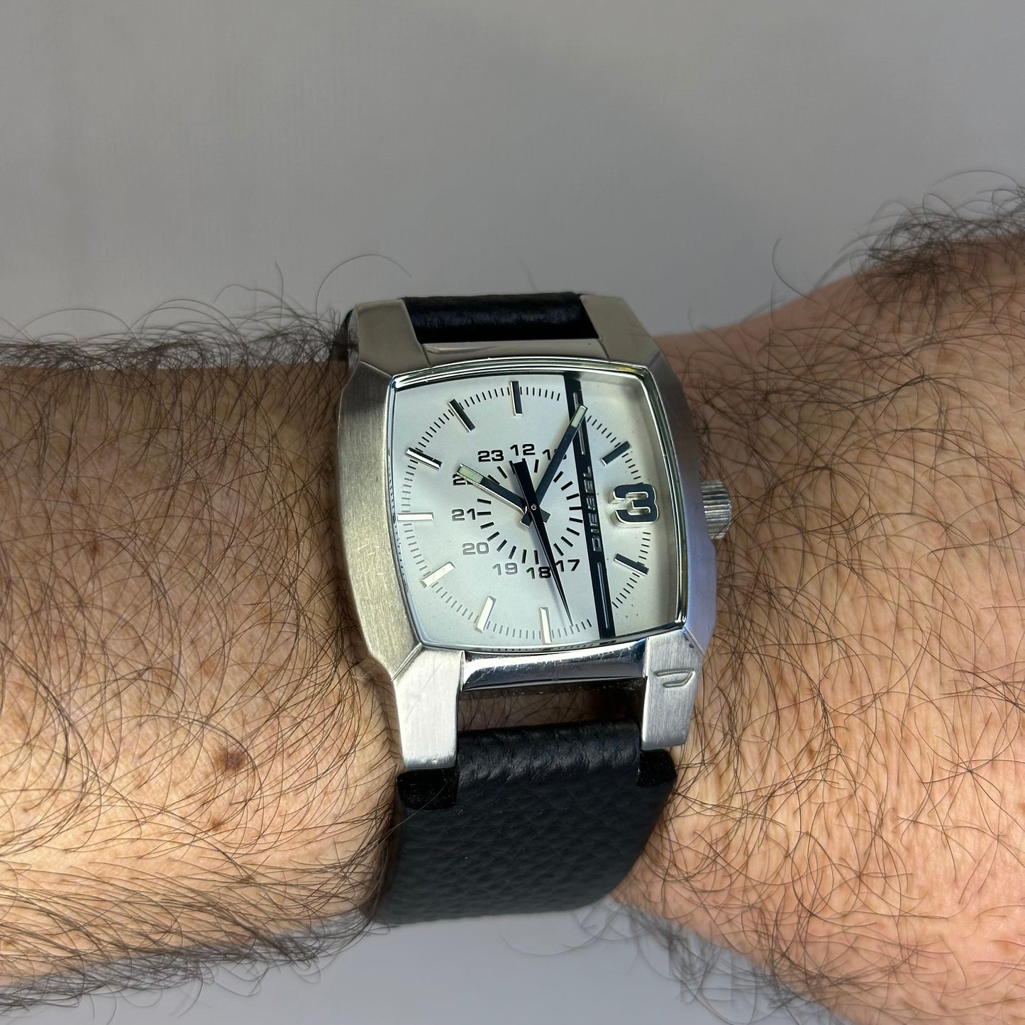 Reloj Diesel Cliffhanger DZ1091 Año 2009 Caja cuadrada y estética industrial Dial 24 horas