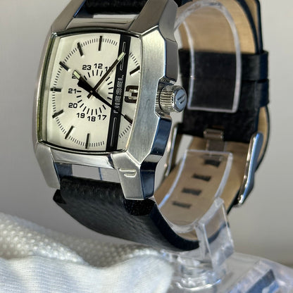 Reloj Diesel Cliffhanger DZ1091 Año 2009 Caja cuadrada y estética industrial Dial 24 horas